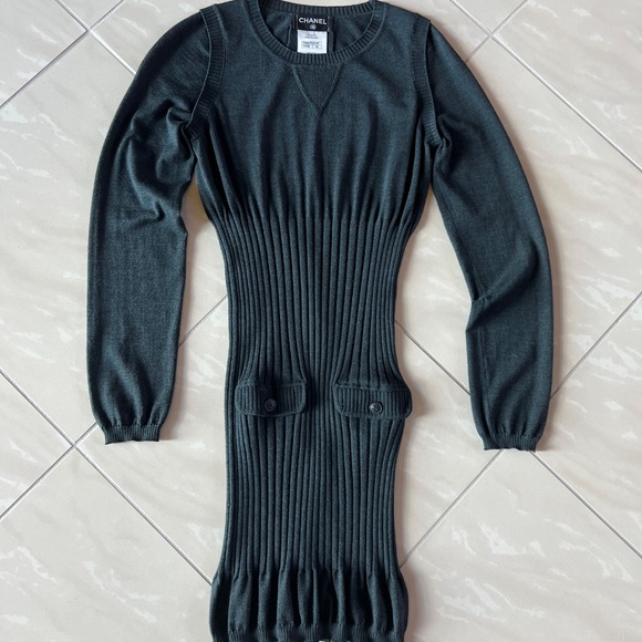 2851 Chanel ribbed knit mini dress in charcoal gray Size 40 (US 4) - Picture 2 of 8